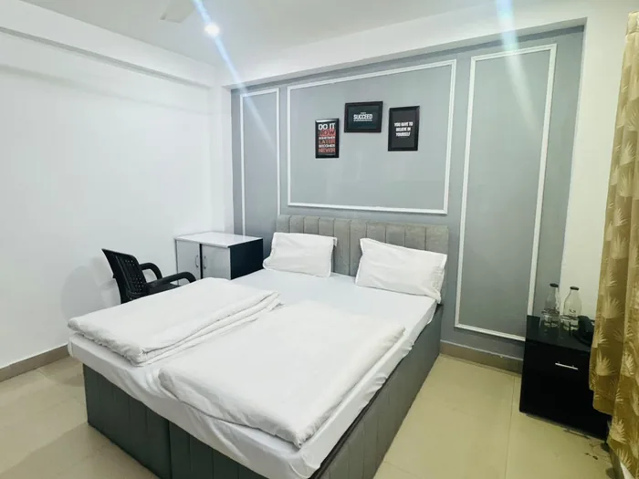 Air cooled room with a large bed at SS Hotel, Jaunpur