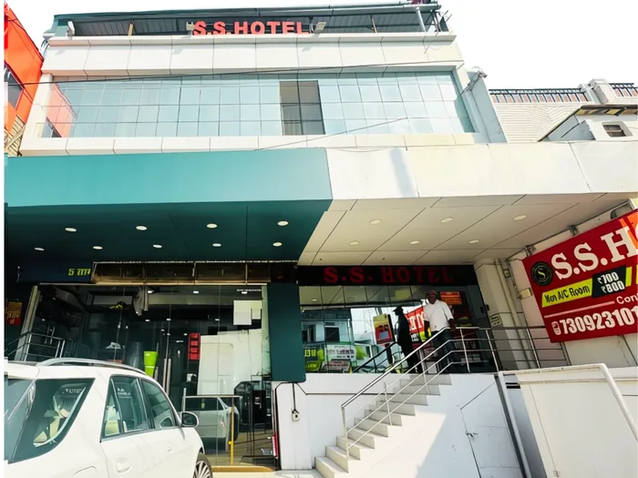 SS Hotel on Tilakdhari College Road, Olandganj, Jaunpur