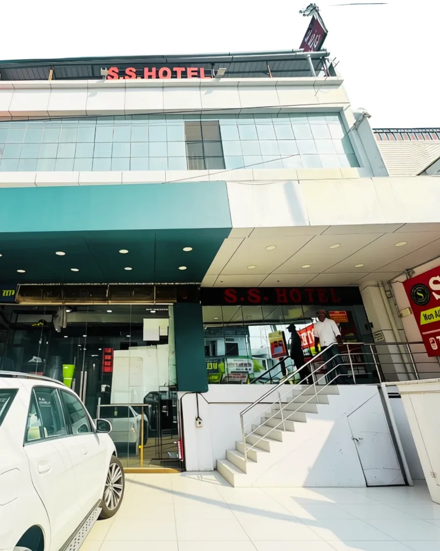 Front of SS Hotel on Tilakdhari College Road, Jaunpur